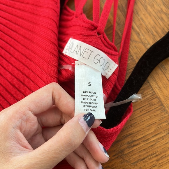 Very cute red dress with cross cross upper back - Picture 3 of 3